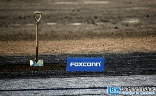 美國富士康生產(chǎn)Apple遭遇用人荒，用自動化機器人取代更多人工崗位。